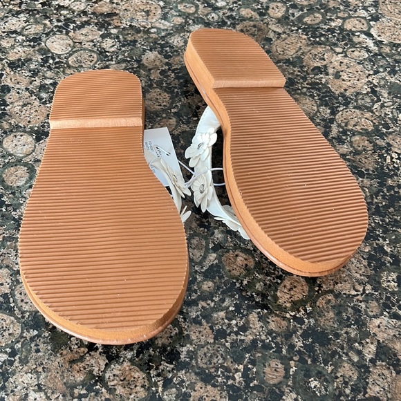 Kids 3/4 Flip Flops Never Worn - Picture 3 of 3